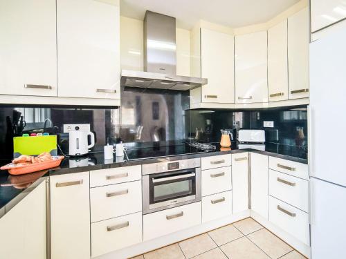 Η κουζίνα ή μικρή κουζίνα στο Holiday Home Villa Rosallia by Interhome