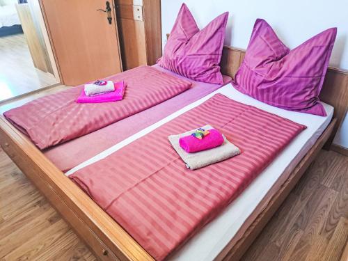 Apartment Appartement 1 by Interhome في روسباخ أم باس غشوت: سرير عليه وسادتين ورديتين ومناشف