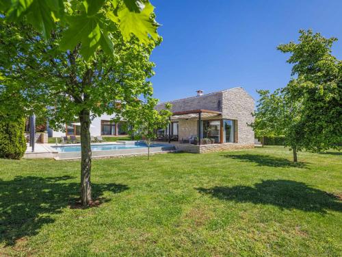 Villa Terra Rossa by Interhome في Sveti Petar u Šumi: منزل مع ساحه مع مسبح