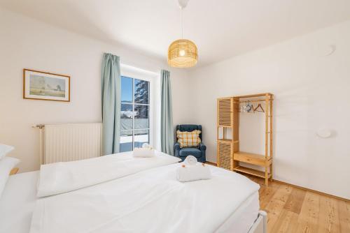 Postel nebo postele na pokoji v ubytování Alpine Zeitgeist Apartment - by myNests
