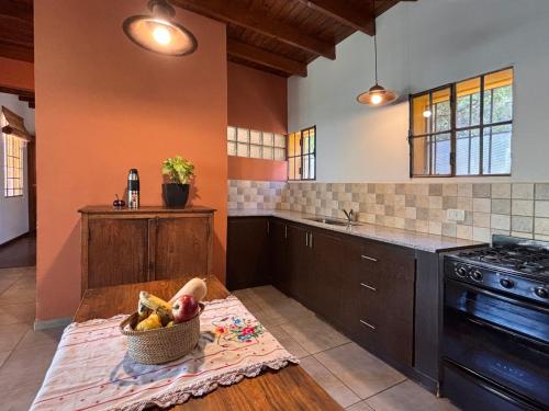 Una cocina o zona de cocina en Cabañas Estancia Balumba