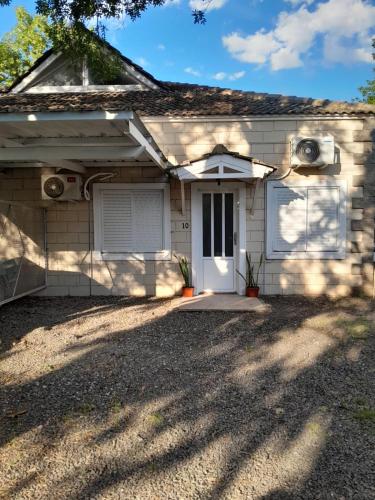 a house with a driveway in front of it at Entre Verde in Concepción del Uruguay