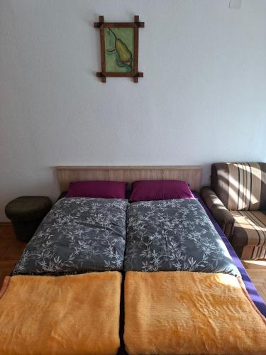 Ένα ή περισσότερα κρεβάτια σε δωμάτιο στο Aparments Ohrid