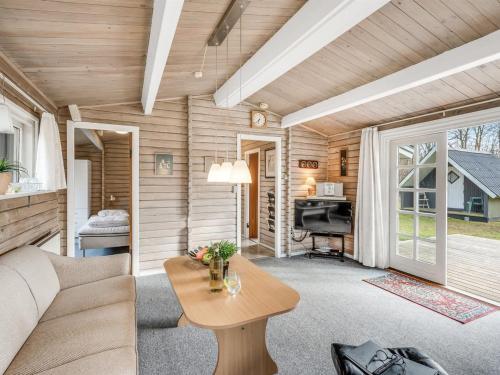 una sala de estar con un sofá y una mesa en Holiday Home Leandra - 11km from the sea by Interhome, en Dyreby