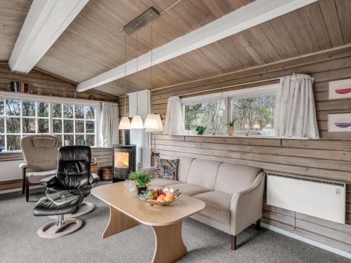 una sala de estar con un sofá y una mesa en Holiday Home Leandra - 11km from the sea by Interhome, en Dyreby