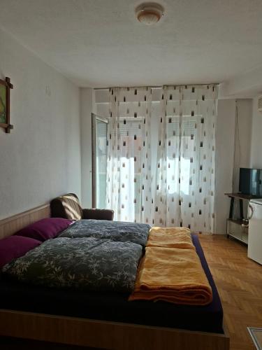 Ένα ή περισσότερα κρεβάτια σε δωμάτιο στο Aparments Ohrid