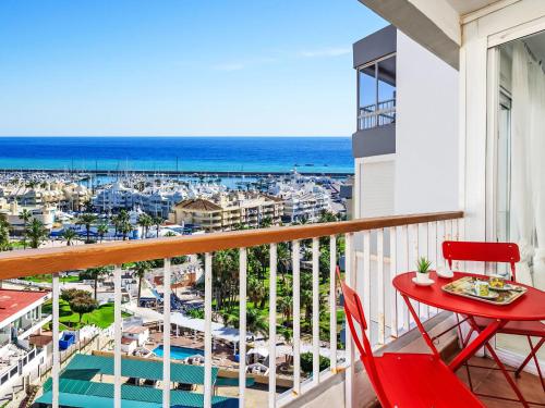 einen Balkon mit einem roten Tisch, Stühlen und Meerblick in der Unterkunft Apartment Diana by Interhome in Benalmadena Costa