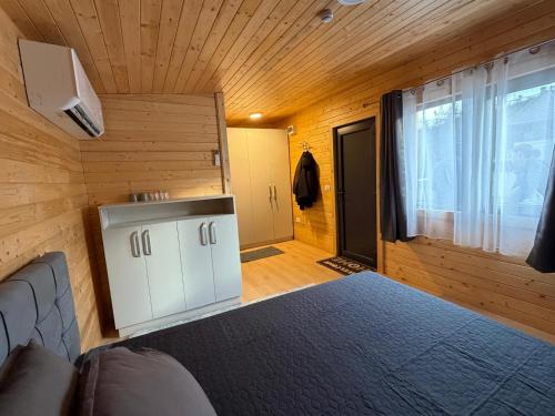 En eller flere senge i et værelse på Bungalow Chilia