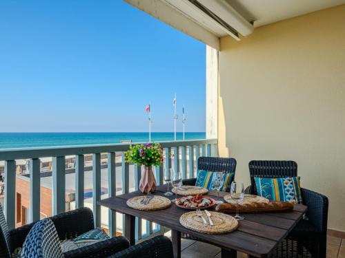 Apartment Les Hauts de la Corniche by Interhome في ميميزا-بلاج: طاولة على شرفة مطلة على الشاطئ