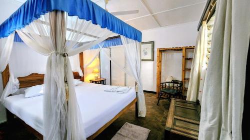 Una cama o camas en una habitación de Allison Homes