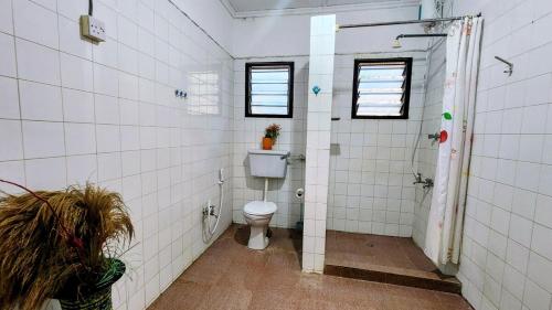 Allison Homes في كيليفي: حمام مع مرحاض ودش