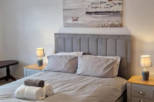 En eller flere senge i et værelse på House - Sleeps 8 - Parking - Garden