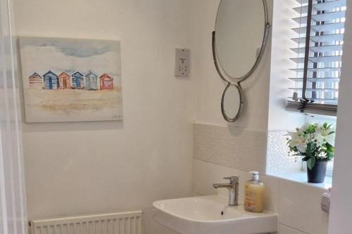 Et badeværelse på House - Sleeps 8 - Parking - Garden