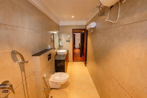 Hotel Tenzing's Glory Darjeeling في دارجيلنغ: حمام مع مرحاض ومغسلة