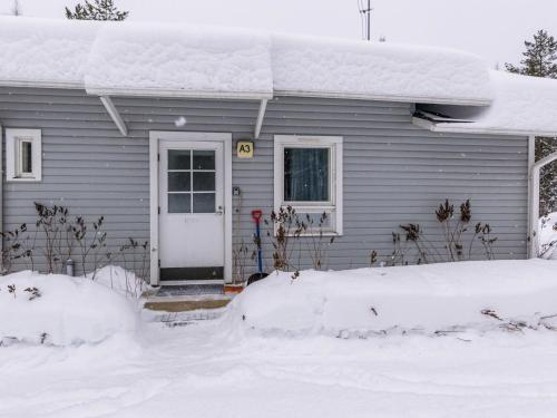 Το Holiday Home Kotipaljakka a3 by Interhome τον χειμώνα