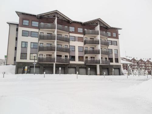 Holiday Home Nordic chalet 8202 by Interhome في يلاس: مبنى كبير أمامه ثلوج
