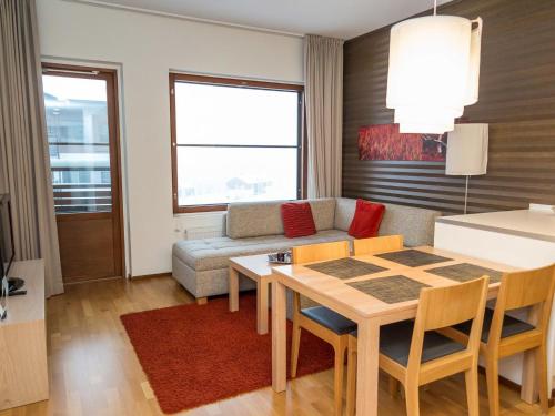 Holiday Home Nordic chalet 8202 by Interhome في يلاس: غرفة معيشة بها طاولة وأريكة