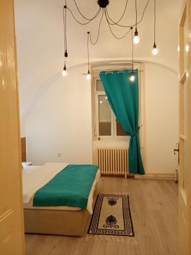 um quarto com uma cama e uma janela com uma cortina verde em Apartment GARDEN 1 CENTER em Novi Sad