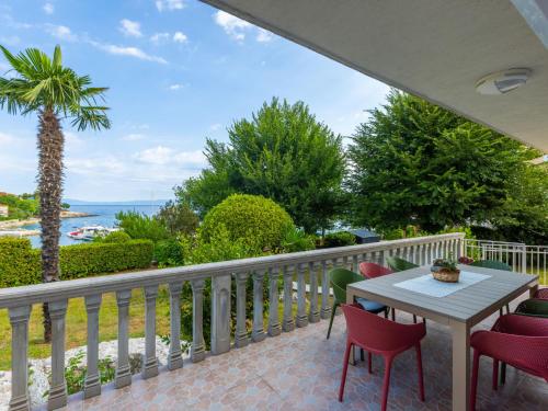 ヴァンタシチにあるHoliday Home Villa Gisela by Interhomeの海の景色を望むバルコニー(テーブル、椅子付)