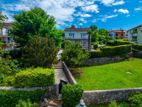 ヴァンタシチにあるHoliday Home Villa Gisela by Interhomeの茂みや木々が茂る庭園の空中風景