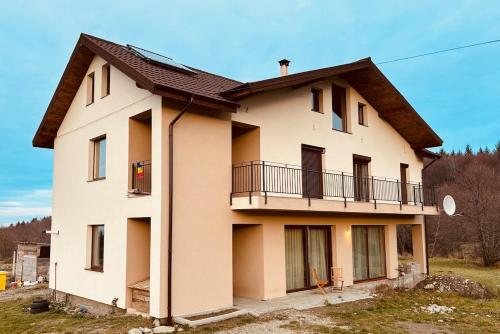 ein großes Haus mit einem Balkon darauf in der Unterkunft Holiday Home in Dejani