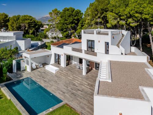vue aérienne d'une maison avec piscine dans l'établissement Villa Can Calablanca by Interhome, à El Tosalet