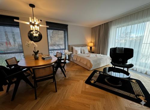 Apartament Faltom 6 Yacht Park Premium في غدينيا: غرفة نوم بها سرير ومكتب وطاولة