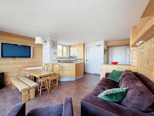 un salon avec un canapé et une table dans l'établissement Apartment La Nova-2 by Interhome, à Arc 1800