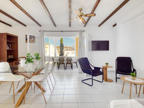 Et tv og/eller underholdning på Apartment Las Chabolas by Interhome