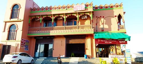 een witte auto geparkeerd voor een gebouw bij Hotel Simran Desert View Haveli in Pushkar