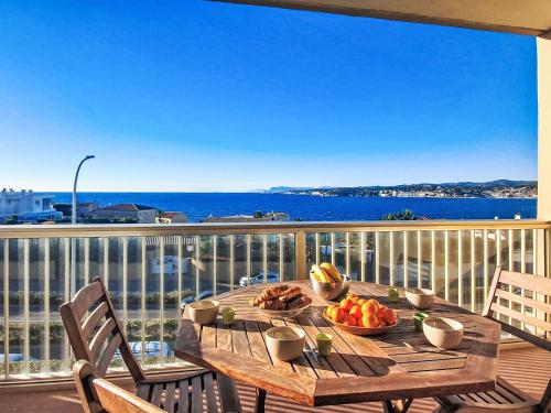 En balkon eller terrasse på Apartment Baie du Soleil by Interhome