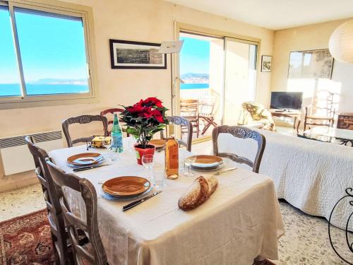 Et tv og/eller underholdning på Apartment Baie du Soleil by Interhome