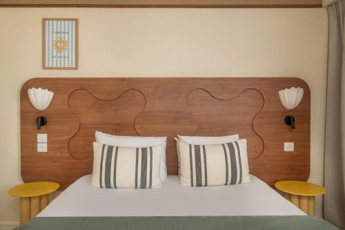 Postel nebo postele na pokoji v ubytování Hotel Coeur Marin