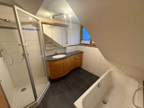 Ένα μπάνιο στο ღLiboria I Aidling Panorama Stilvolles Ferienhaus mit Bergblick