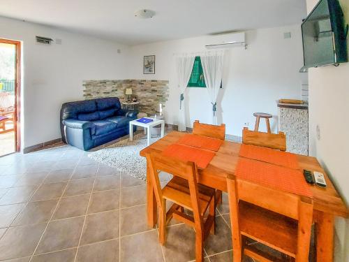 BrzacにあるHoliday Home Sandra by Interhomeの木製のテーブルと椅子のあるリビングルーム