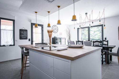 Φωτογραφία από το άλμπουμ του Maison contemporaine - grand jardin et piscine privée στο LʼIsle-sur-la-Sorgue