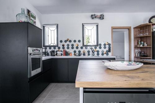 Η κουζίνα ή μικρή κουζίνα στο Maison contemporaine - grand jardin et piscine privée