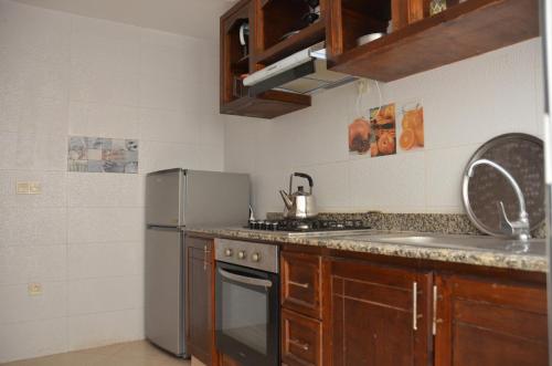 Küche/Küchenzeile in der Unterkunft blue wave residense tamraght