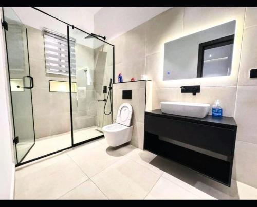 Ένα μπάνιο στο Luxury 3 Bedroom Family Apartment in Oniru, VI - Swimming Pool, PS5 & 237 Power Supply in all Secure Estate - Close to Landmark Beach - Near Four Points by Sheraton