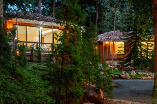 a house in the woods at night at เดอะริเวอร์ แม่กำปอง The River Maekampong Chiang Mai in Ban Pok Nai