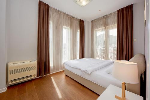 Postel nebo postele na pokoji v ubytování Sunrio Apartments