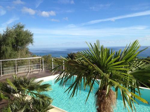 Villa avec vue mer et piscine à débordement
