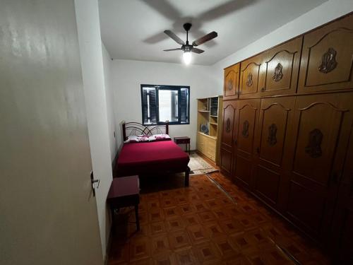 a bedroom with a bed and a ceiling fan at Pousada Papirella in São Gabriel