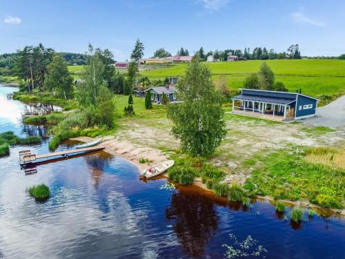 una vista aerea di una casa e di un fiume di Holiday Home Tervaleppä by Interhome a Sipsiö