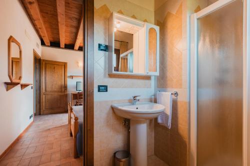 a bathroom with a sink and a mirror at Agriturismo P rato Fiorito in Santi Angeli