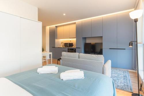 ein Schlafzimmer mit einem Bett, auf dem zwei Handtücher liegen in der Unterkunft GuestReady - A peaceful city refuge in Porto