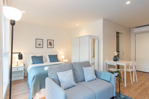 a bedroom with a bed and a couch at GuestReady - A peaceful city refuge in Porto