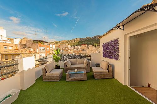 Un balcón con sillas y una mesa en un edificio. en Attic Back Lion, en Villena