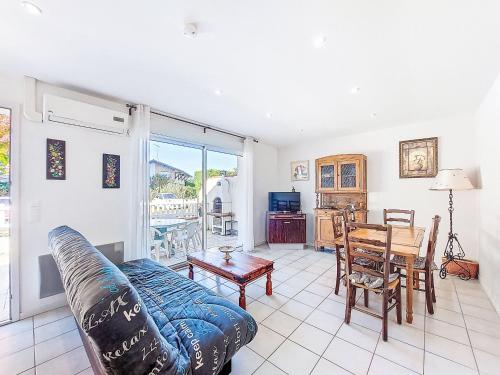 Holiday Home Laplace by Interhome في سوستون: غرفة معيشة بها أريكة وطاولة