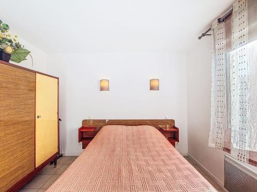 Holiday Home Laplace by Interhome في سوستون: غرفة بسرير في غرفة